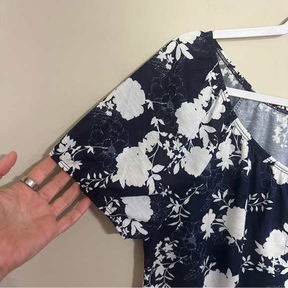Modern Attraction Navy Blue White Floral Short Sleeve Button Up Top size large - Picture 2 of 7